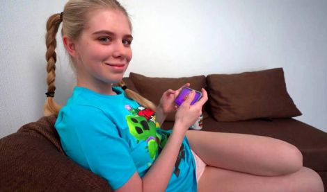 Соседка по квартире забыла надеть штаны — и получила член, а не замечание