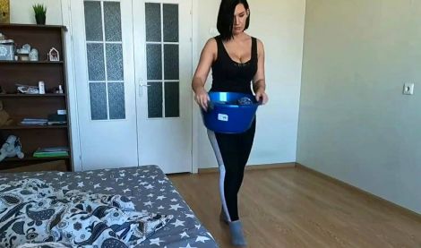 Застряла под диваном — а выбралась только после хорошего траха