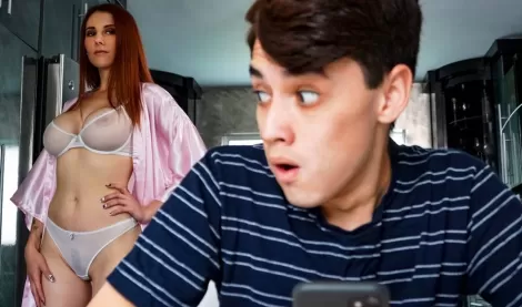 Красивая мачеха соблазнила пасынка прямо на кухне и балдеет когда хлопец ее сношает