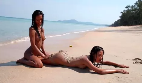 Подружки азиатки отдыхая на пляже, занимаются нежным лесбийским сексом