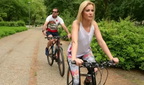 Блондинка изменяет своему мужу с бородатым пикапером