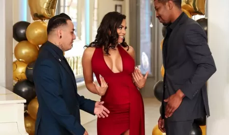 Красотка жена трахается с негром в туалете, а муж даже ни о чем не подозревает