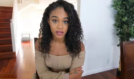 Все мужики на районе хотят отодрать эту сладкую негритянку, но ебется она только со сводным братом