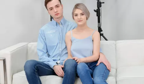 Пара москвичей хотят заработать денег, потому и трахаются перед камерой на порно кастинге