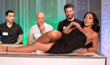 Красивая азиатка отдалась лысому молодчику