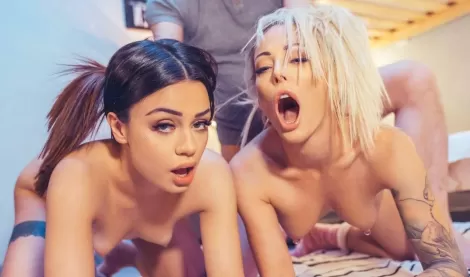 Познакомился с двумя красотками в хостеле и после соблазна, отодрал обеих