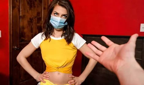 Сестра, да сними ты эту маску и возьми нормально в рот