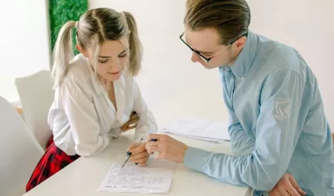 Парень нежно ебет красивую русскую студентку и заодно готовит ее к экзаменам