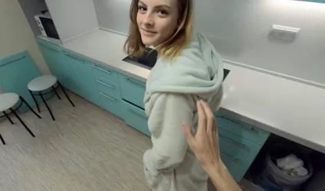 Брат ночью трахает сестру на кухне, пока родители спят в соседней комнате