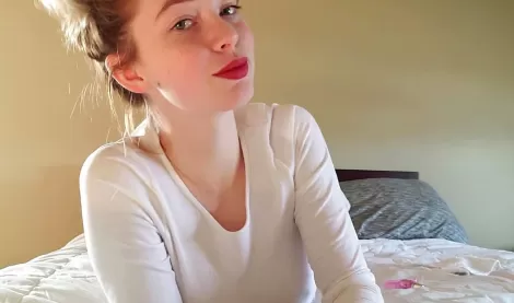 Красотка ласкает письку между ног на камеру. И все ради любимого парня