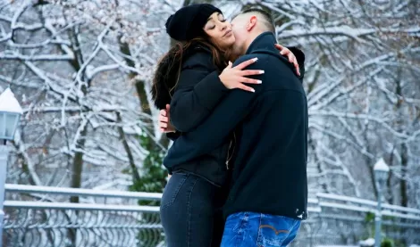 Молоденькая крошечка, зимой знакомиться с красавчиком и не отказывается от нежного секса с ним