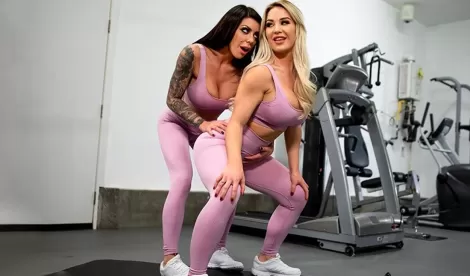 Зрелые мамочки планировали заняться упражнениями, а занялись только лесбийским сексом