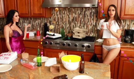 Подруги рано утром на кухне занялись приятным лесбийским сексом