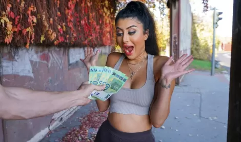 Все девушки шлюхи. За деньги любая раздвинет ноги на интим